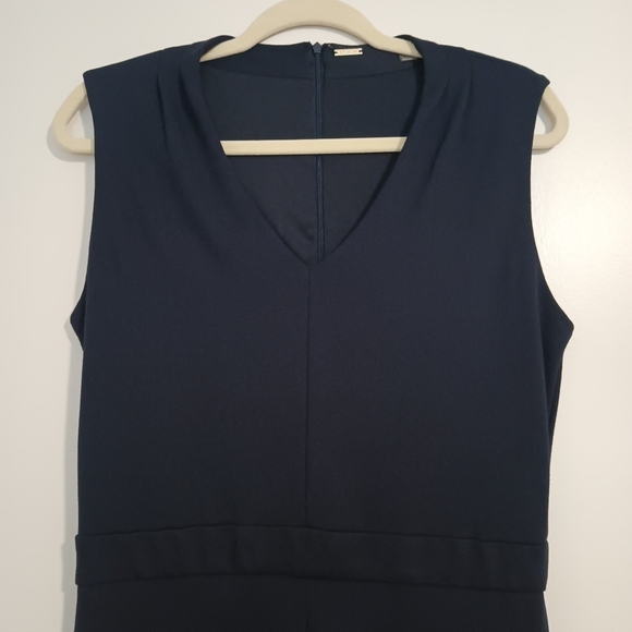 🎁 T TAHARI Gorgeous Navy Blue Jumpsuit  Pleats at V-Neckline w/ Hidden Back Zip - Picture 4 of 11